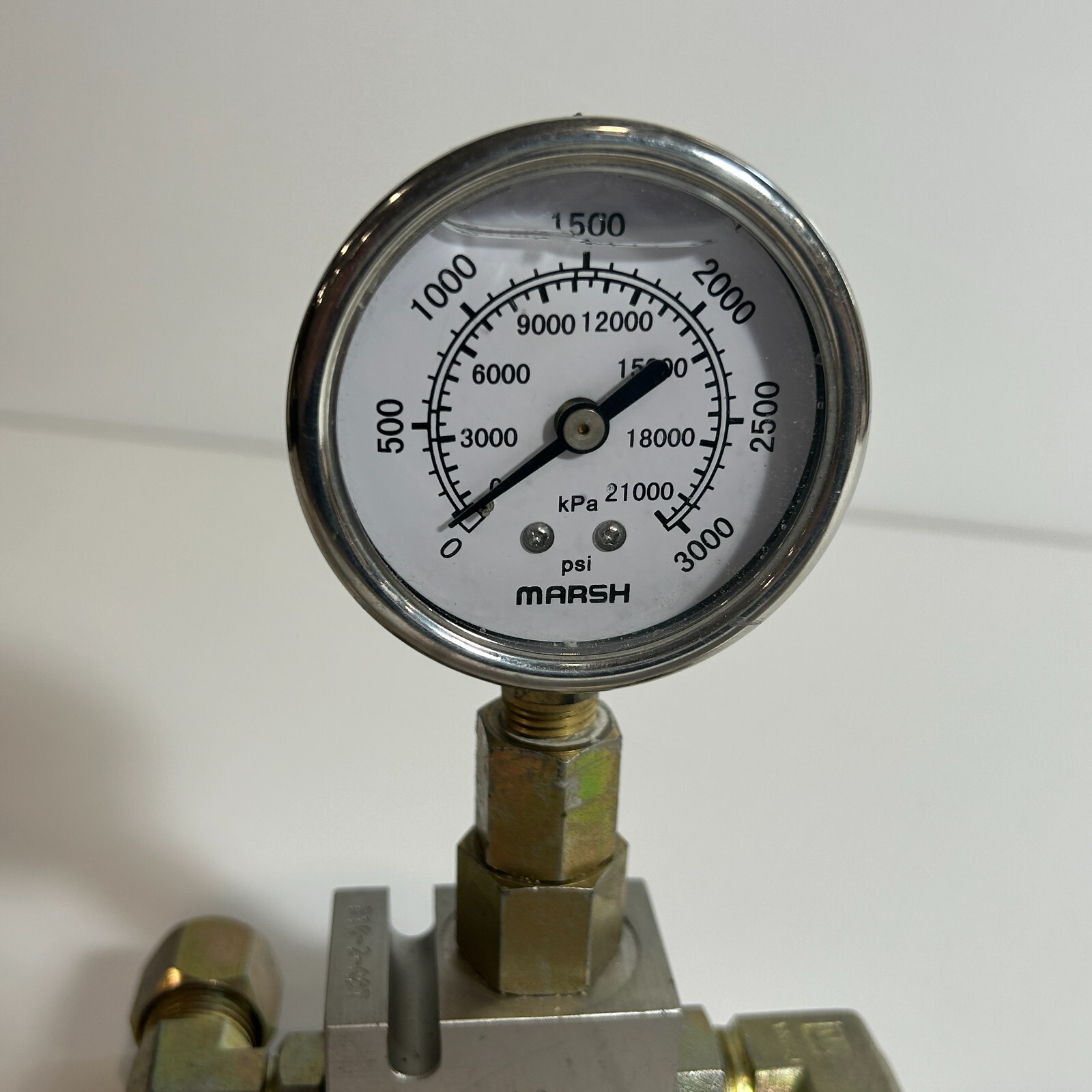 Parker B10-2-A8t Base Cartridge Valve WITH Marsh 3000 psi GAUGE & FITTINGS D371