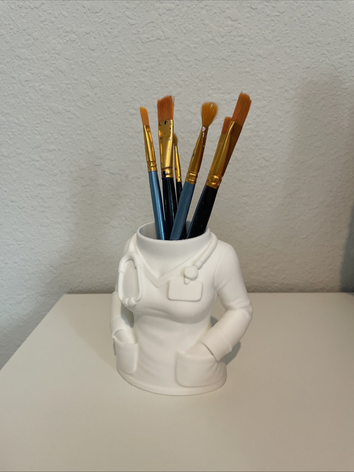Pen stand, comb, pencil stand, brush stand, white medical jacket