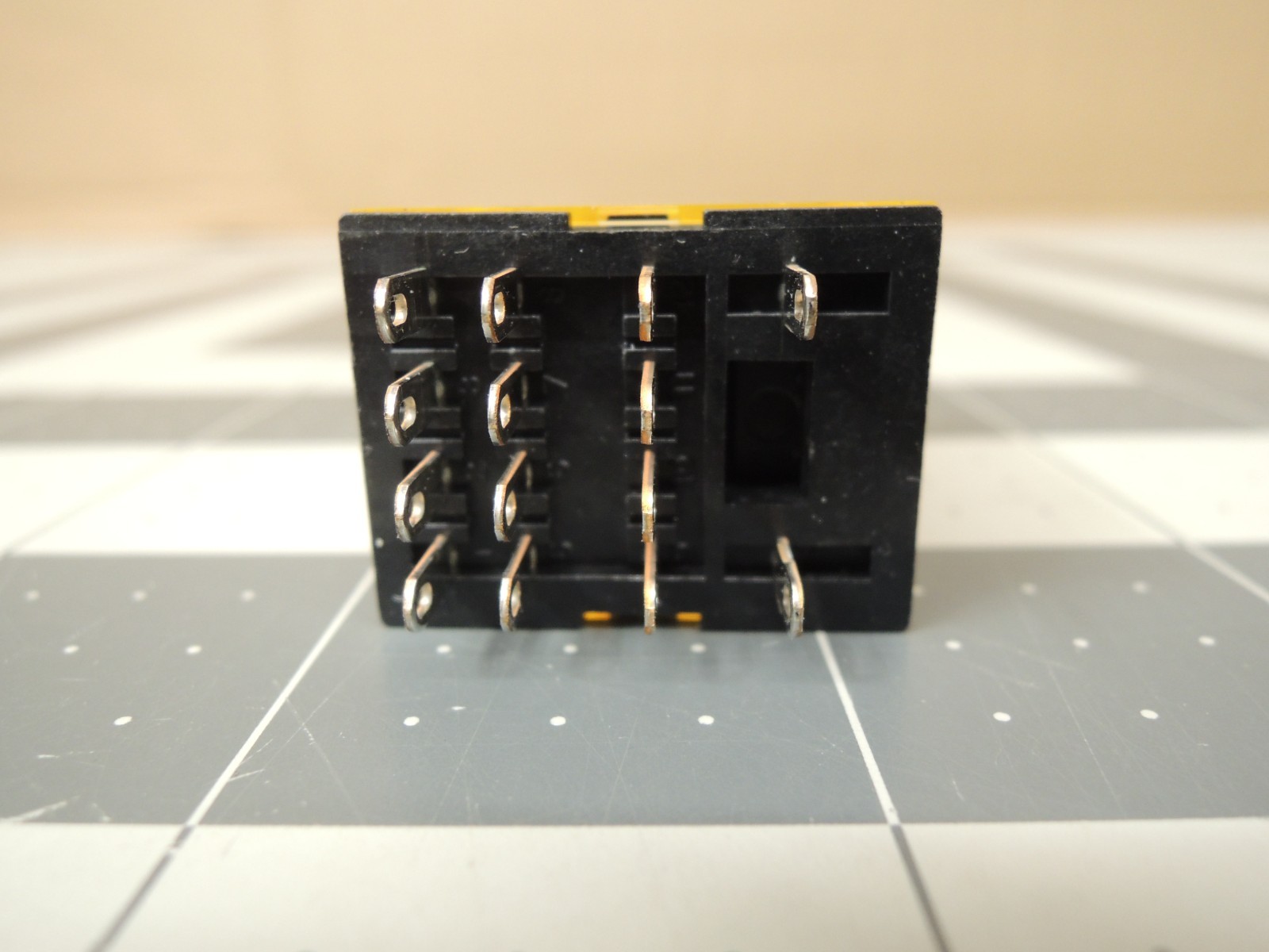 IDEC RU42S-C-D24 Relay, 4PDT, Bifurcated contacts, 3A, 24VDC, Indicator w/ Base